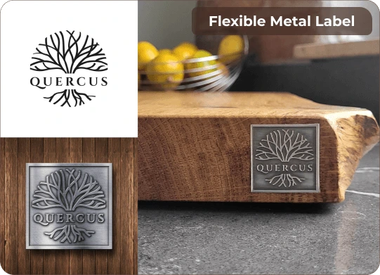 Individuelles Metalletikett auf einem Holzmöbel