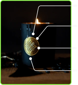 Metalletikett auf einem schwarzen Kerzenglas